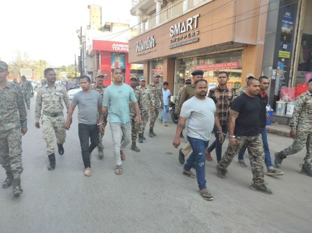 गैंग की मुख्य सरगना सहित 6 आरोपियों की पुलिस ने निकाली जुलूस