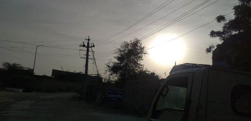 हवा के चलते पूरे दिन धूल-मिट्टी का माहौल