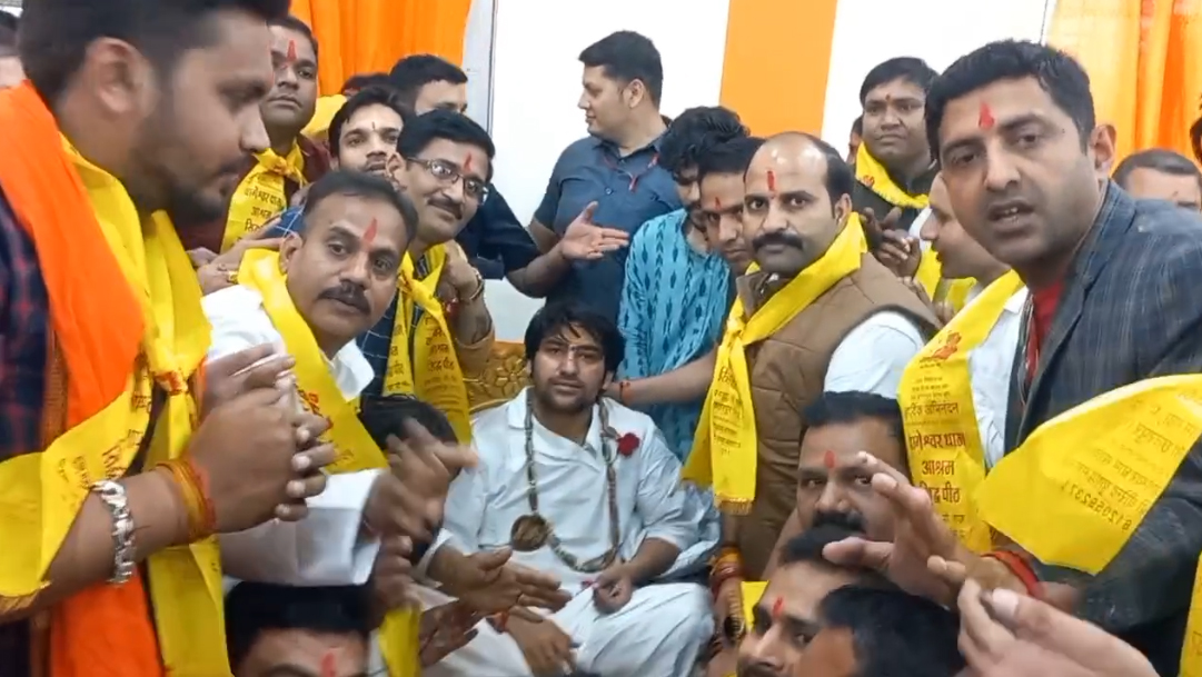 महाराज से मिलते सर्व समाज के लोग