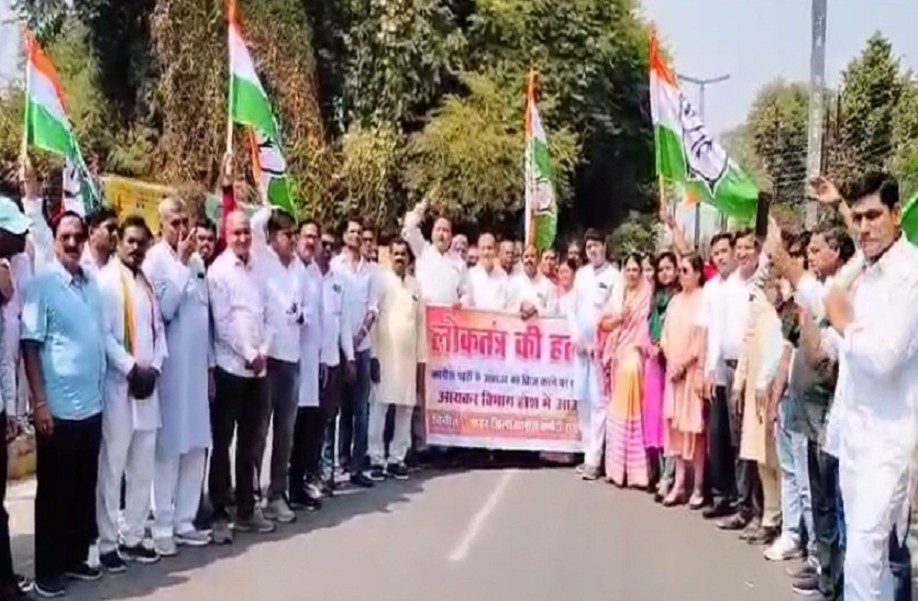 VIDEO: कांग्रेस के खातों को फ्रिज करने पर मोदी सरकार के खिलाफ प्रदर्शन, रोकने भारी पुलिस बल तैनात, देखें