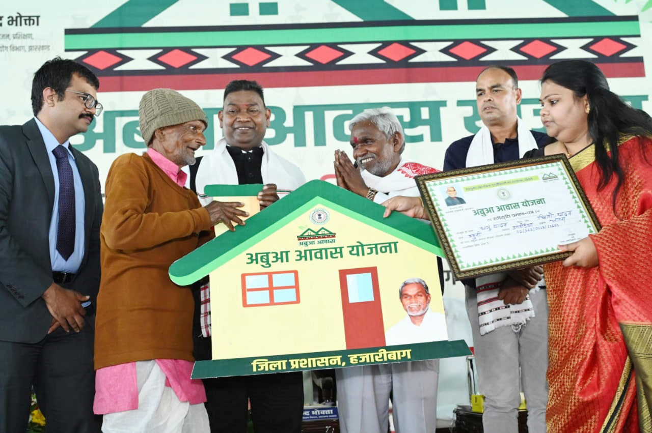 हर व्यक्ति को रोटी, कपड़ा और मकान देने के लिए सरकार प्रतिबद्ध: चंपई सोरेन