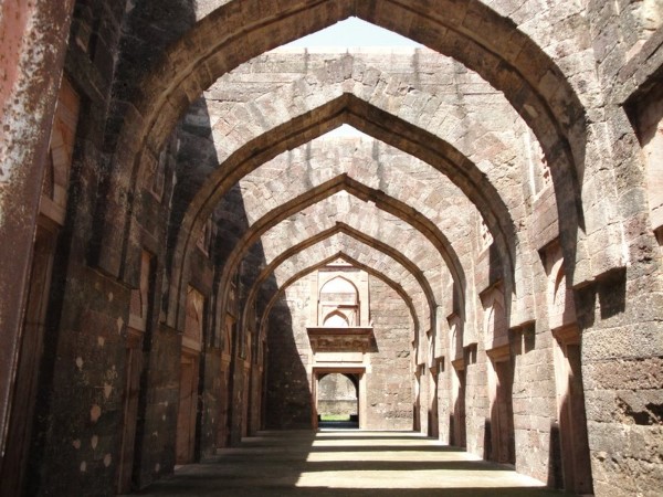 07-1481111393-hindola-mahal-interior.jpg