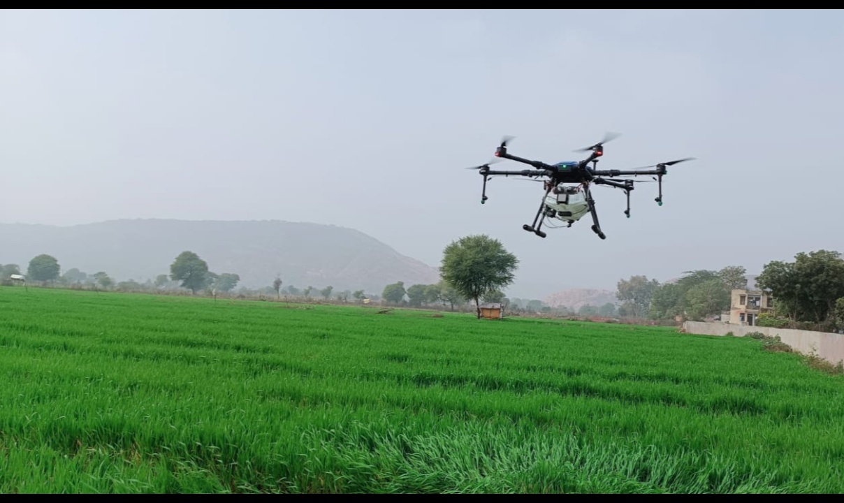 खेती में ड्रोन का कर रहे उपयोग, किसानों को रास आई तकनीक