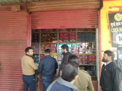 Fireworks  :  14 दुकानों के लाइसेंस निलंबित, क्योंकि घनी आबादी में, इनकी विस्तृत जांच होगी