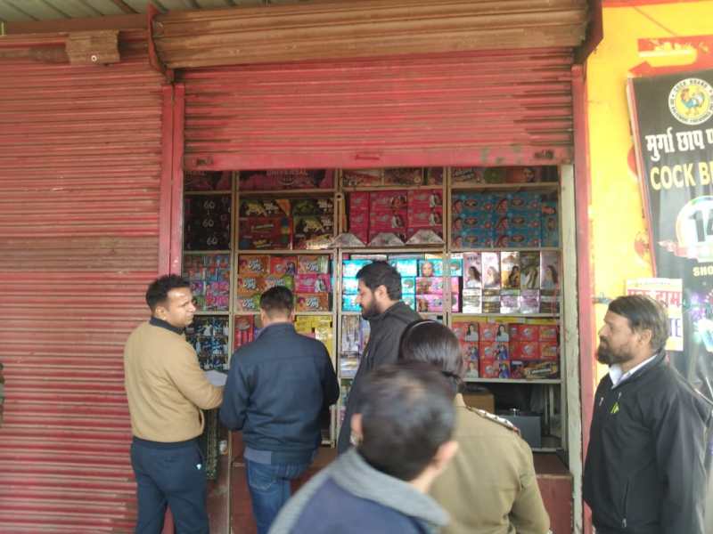 Fireworks  :  14 दुकानों के लाइसेंस निलंबित, क्योंकि घनी आबादी में, इनकी विस्तृत जांच होगी