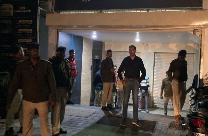 खाकी पर भारी पब संचालक, देर रात छलक रहे थे जाम, पुलिस पहुंची तो एक घंटे दरवाजा हीं नहीं खोला