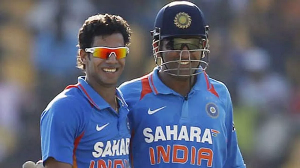 dhoni_manoj.png