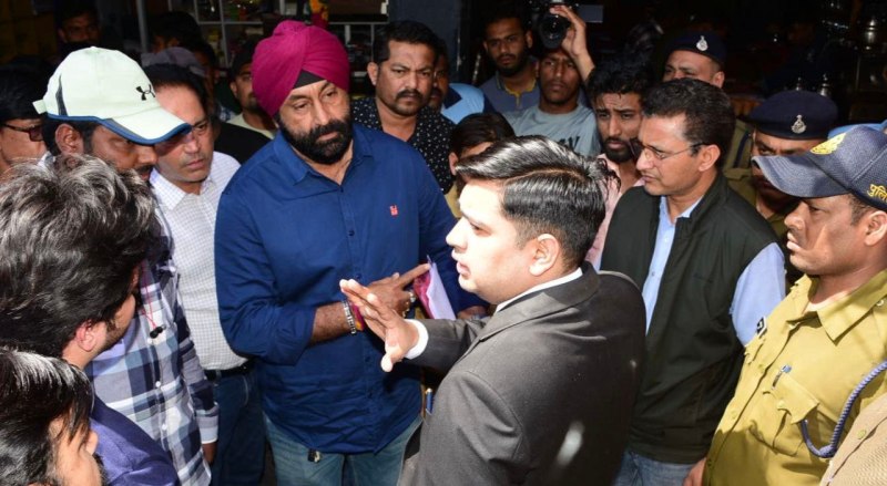 मोबाइल कोर्ट के बाजार पहुंचते ही बंद होने लगीं दुकानें, पांच फीट तक दुकानें बाहर निकाल रखी थीं