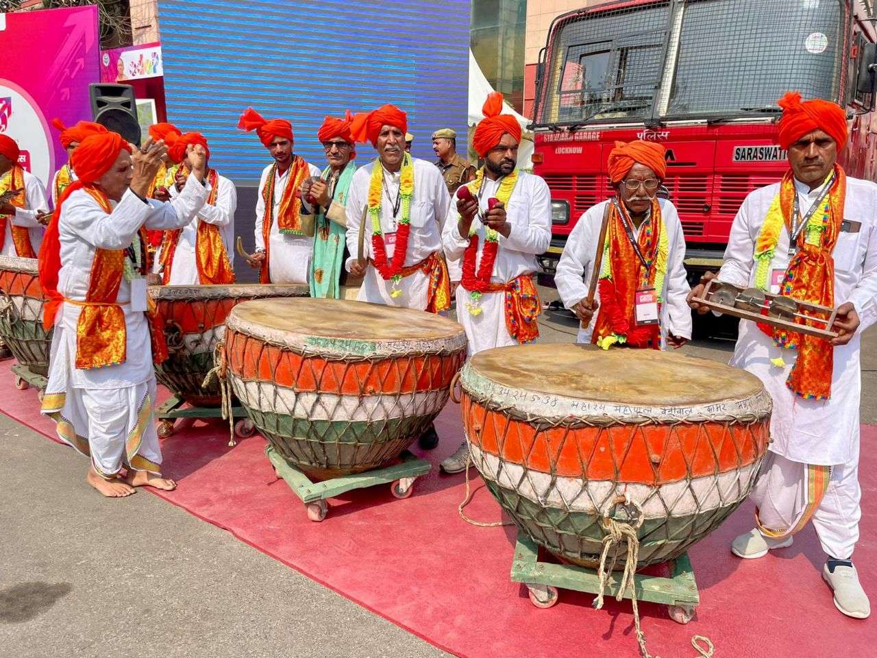 यूपी की संस्कृति की खुशबू से महक उठी लखनऊ की सड़कें, मोनाली ठाकुर के गीतों पर झूमे युवा