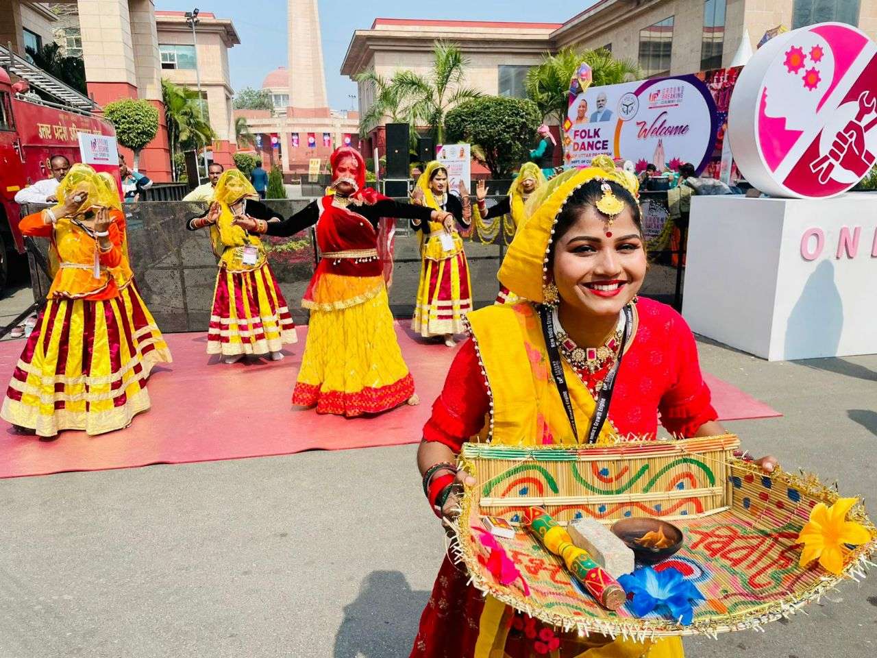 यूपी की संस्कृति की खुशबू से महक उठी लखनऊ की सड़कें, मोनाली ठाकुर के गीतों पर झूमे युवा