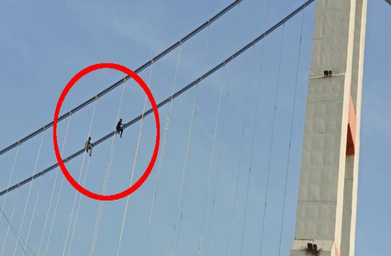 65 फीट की ऊंचाई पर यूं ही चढ़ा दिया... रस्सी बांधी न हैलमेट पहनाया