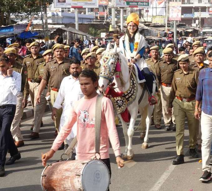 एसपी वंदिता राणा की अनूठी विदाई… घोड़ी पर बैठाकर पुलिस बैण्ड की धुन के साथ
निकाला जुलूस