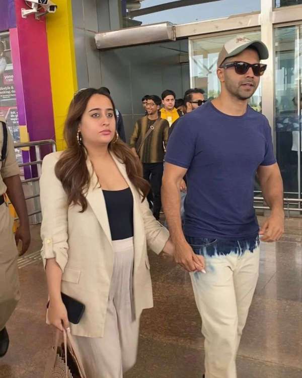 varun dhawan reached goa attending rakul jackky wedding