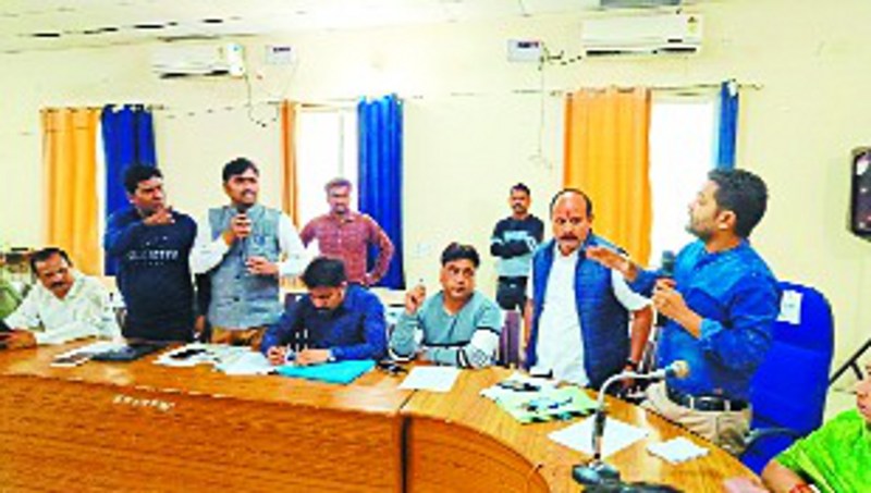 परिषद की बैठक में हंगामा, पार्षद और सीएमओ में बहस