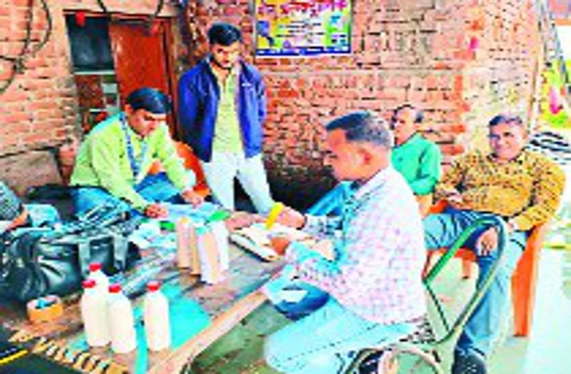 मजदूर बना रहे थे पेठा, टीम को फैक्टी का पंजीयन नहीं मिला