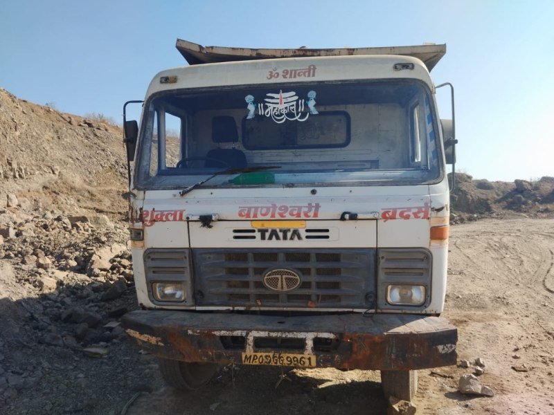 जेल के पीछे अवैध उत्खनन, जब्त एक पोकलेन व दो डम्पर