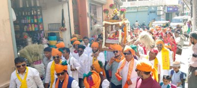 जयकारों के साथ निकाली शोभायात्रा