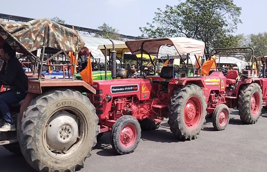 VIDEO : लक्ष्मीबाई अनाज मंडी में किसानों का प्रदर्शन, ट्रैक्टर लेकर पहुंचे
