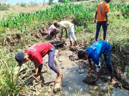 स्कूल बिदाई पर बच्चों नें गांव को दिया विशेष गिफ्ट...ताकि मां-बहनों को पानी के लिए दर-दर भटकना न पड़े