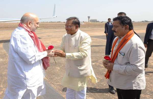 Amit Shah visit Chhattisgarh: केंद्रीय गृह मंत्री अमित शाह पहुंचे रायपुर, CM साय सहित अन्य नेताओं ने किया स्वागत, देखें photos