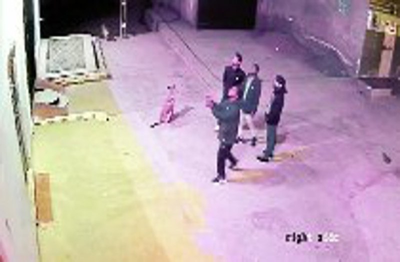 पहले फें कते हैं रुपए, फिर मिलती है दारू