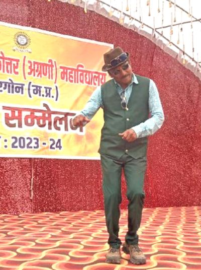 Video Story: Professor in discussions