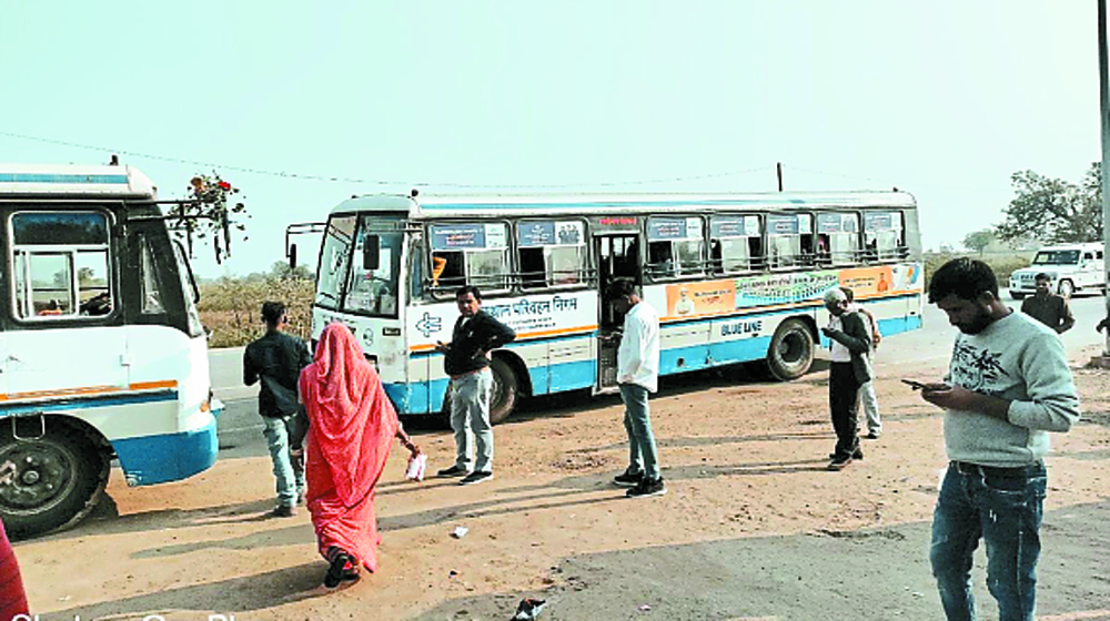 कस्बे से 2 किमी दूर बना लिया स्टैंड, सवारियों को हो रही परेशान