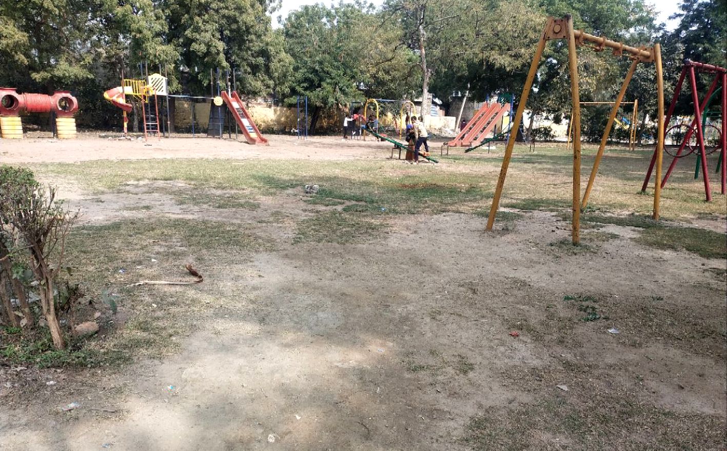 अधिकारियों के आवास व कार्यालयों में काम कर रहे बागवान