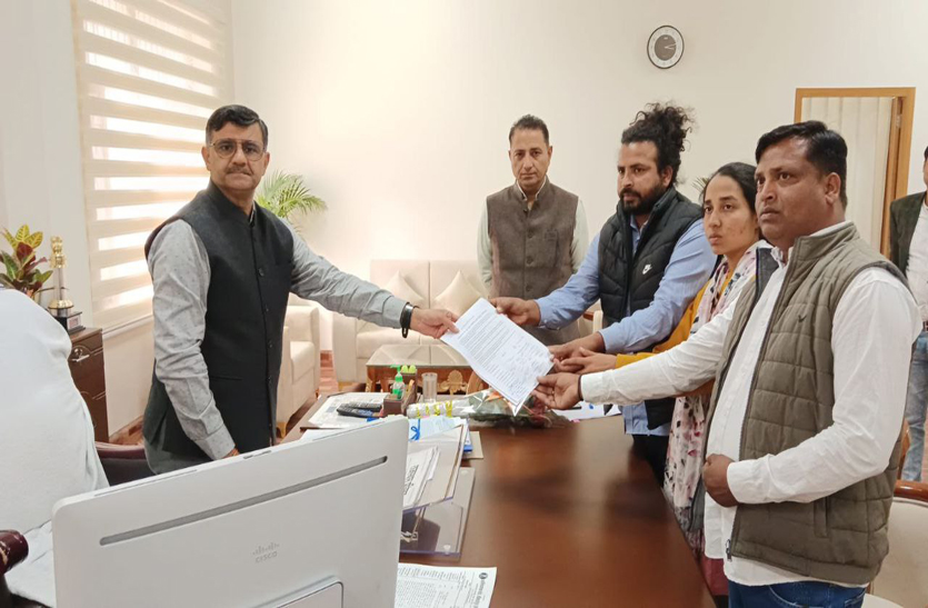 Crime News: न्याय के लिए कलक्टर व एसपी के पास पहुंची मृतक वीडीओ की बहनें