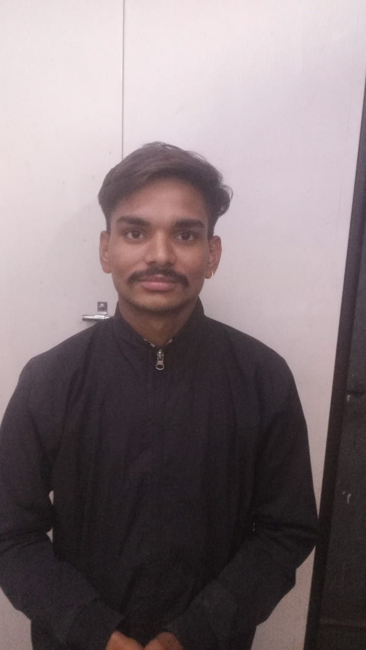 fake candidate  :  10वीं की परीक्षा में मूंछों से पकड़ा गया मुन्नाभाई