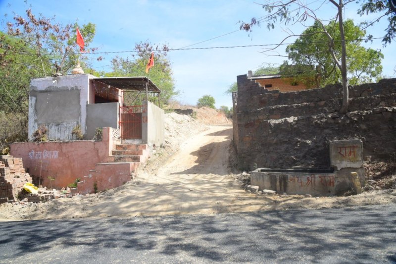 पंचायतें बाट रहीं परमिशन, भूमाफिया धड़ल्ले से काट रहे पहाड़