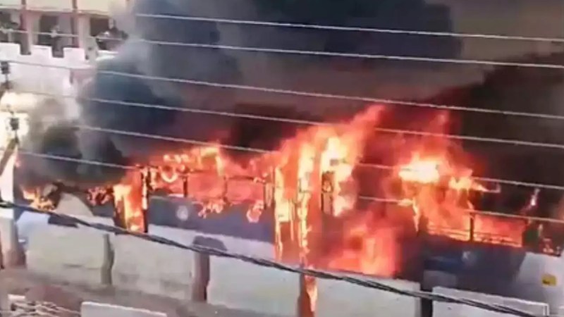 bus_caught_fire00.jpg