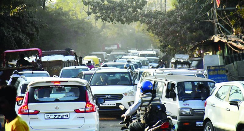 वीआइपी मूवमेंट के चलते माह में चार से पांच बार 20 हजार से अधिक वाहन फंसते हैं जाम में