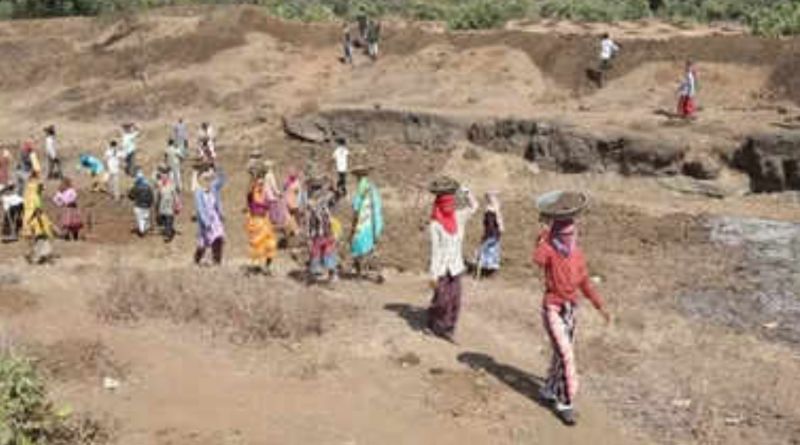 नहीं आ रहा मनरेगा मजदूरी का पैसा, संकट में श्रमिकों का जीवन