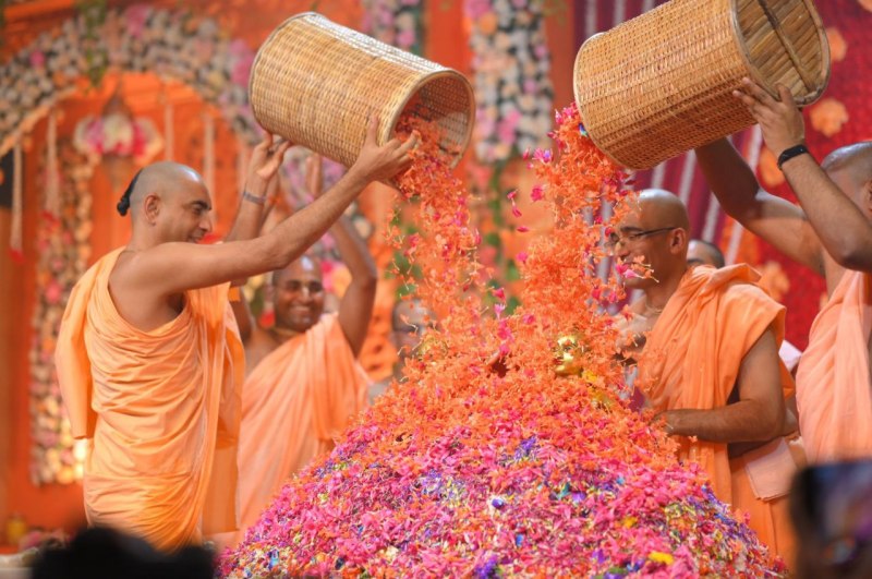 Watch: देसी-विदेशी फूलों के बीच विराजे श्रीकृष्ण-बलराम, एक झलक पाने को आतुर दिखे भक्त