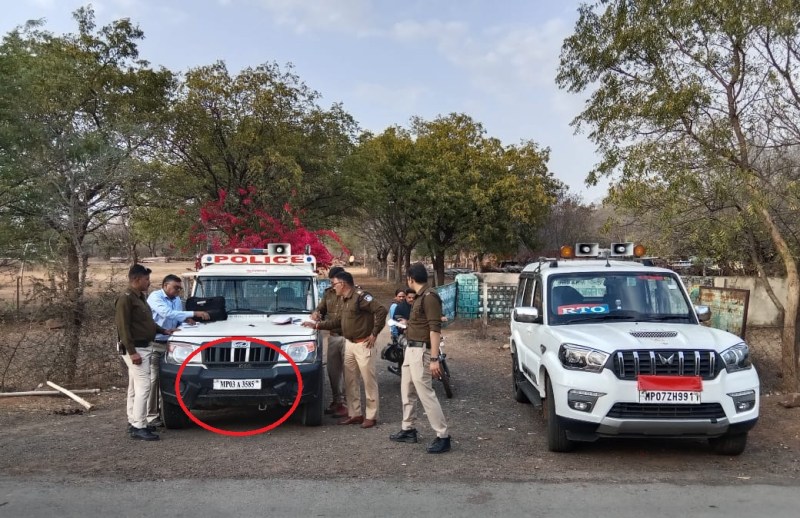 बिना हाईसिक्योरिटी नंबर प्लेट की गाड़ी पर बैठकर 21 वाहनों के काटे चालान