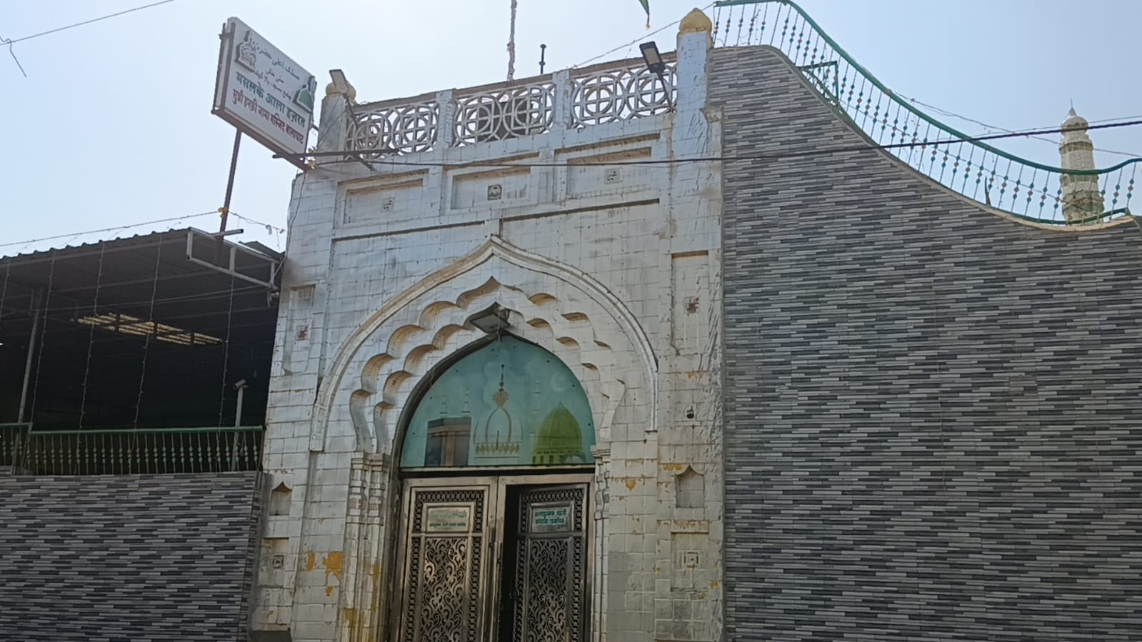 मस्जिदों, कब्रगाहों में की गई आकर्षक साज-सज्जा