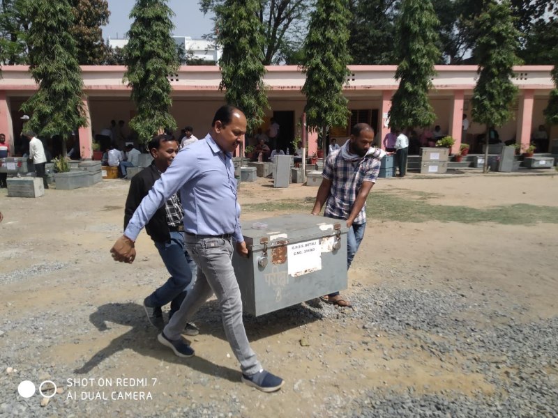 सुरक्षा के बीच गोपनीय सामाग्री का वितरण, 15 छोटी व बड़ी बसों से भेजे गए थाने