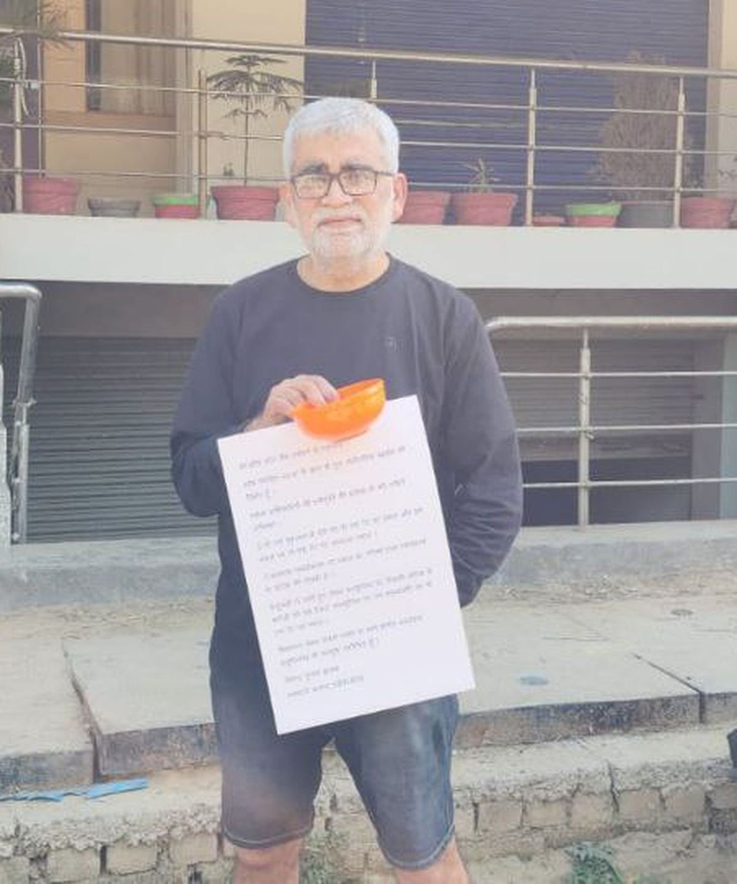 पहले सम्मान के लिए किए जूते पॉलिश, अब राशि के भुगतान वास्ते कटोरा लेकर मांगनी पड़ी भीख