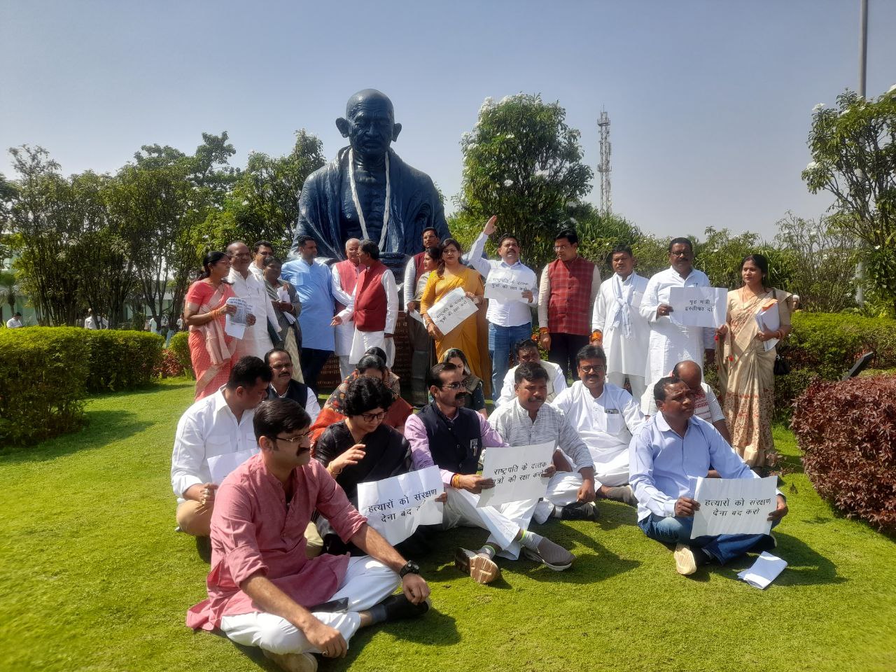 वीडियो देखें….छत्तीसगढ़ विधानसभा में अंदर हंगामा, बाहर धरना, ये था मामला….