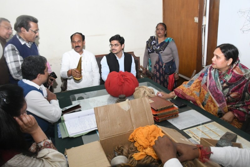 निगम मुख्यालय में मिला बेशकीमती सामान, महापौर-अधिकारी भी हुए हैरान