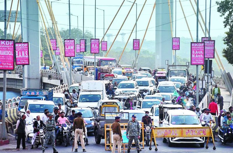 10 मीटर चौड़ी 700 गलियों में रोजाना दो लाख से ज्यादा वाहन हो रहे पार्क, चलने की जगह तक नहीं