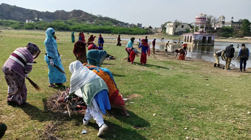 श्रमदान कर तालाब का निखारा स्वरूप , निरंकारी मिशन के सेवादारों ने चलाया सफाई अभियान