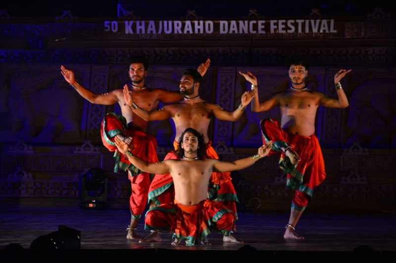 प्रस्तुति देते कलाकार