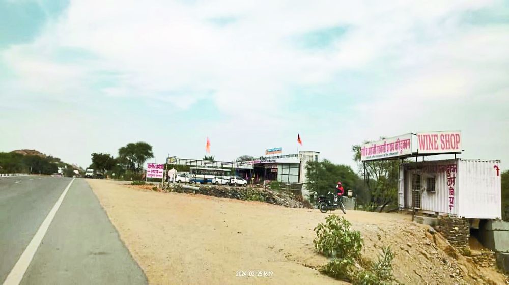 राष्ट्रीय राजमार्ग पर खुलेआम रात-दिन बिक रही यह चीज