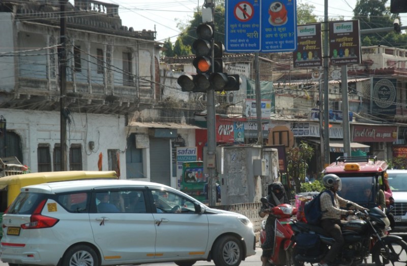 स्मार्ट सिटी की मनमानी : आपने गाड़ी बेच दी तो भी आपके घर ही आएगा चालान