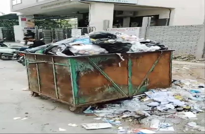 खुले में फेंक रहे बायोमेडिकल वेस्ट, संक्रमण का खतरा बढ़ा