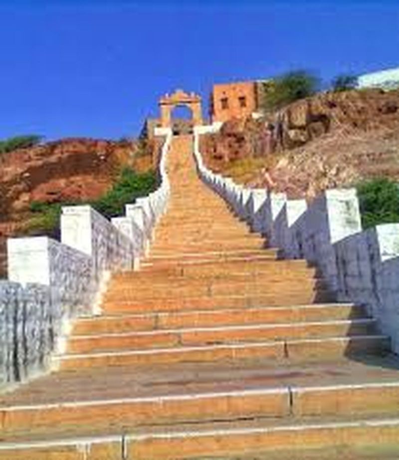 SAINT ने अपने दिव्यांग हाथों से चट्टानों को चीर किया सीढि़यों का निर्माण, पत्थरों को तराशा