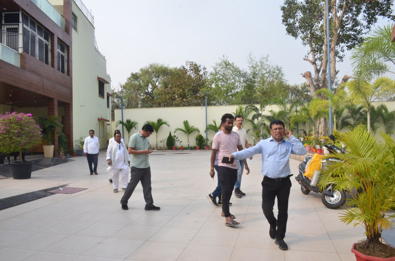 वीडियो देखें….पूर्व मंत्री डहरिया की पत्नी के कब्जे से ऐसे मुक्त हुआ आलीशान सामुदायिक भवन