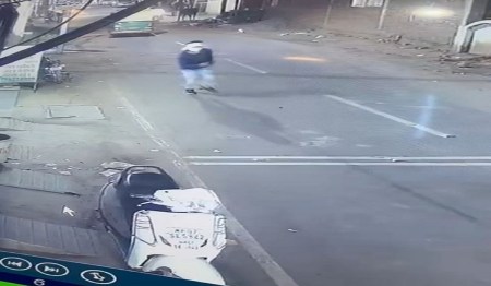 Incident at the door of the house, first tried to rob the tops